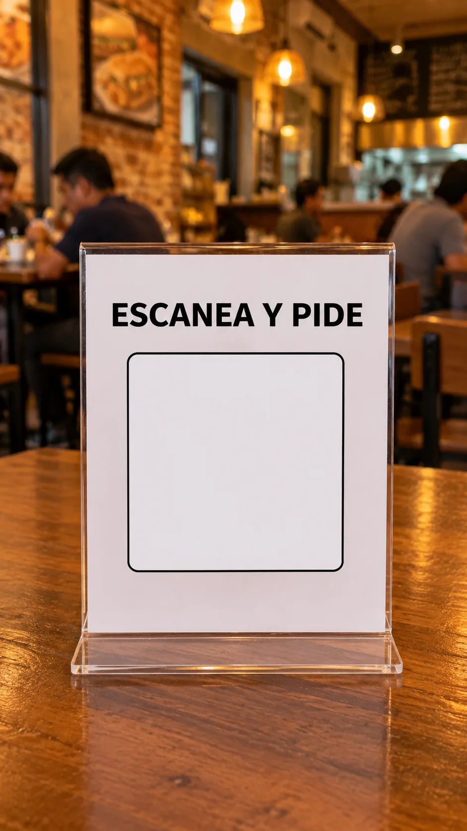 Cartel con código QR sobre la mesa de un restaurante en Lima